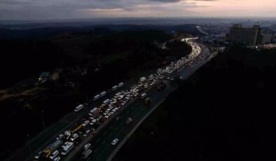 Başakşehir’de zincirleme kaza sonrası oluşan trafik yoğunluğu havadan görüntülendi