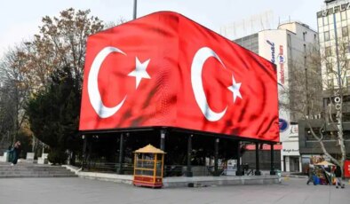 Başkent bayrağına sahip çıktı: Ankara’nın dört bir yanına Türk bayrağı yansıtıldı