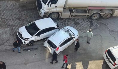 Batman’da faciadan dönüldü: Freni boşalan akaryakıt tankeri 8 araca çarptı!