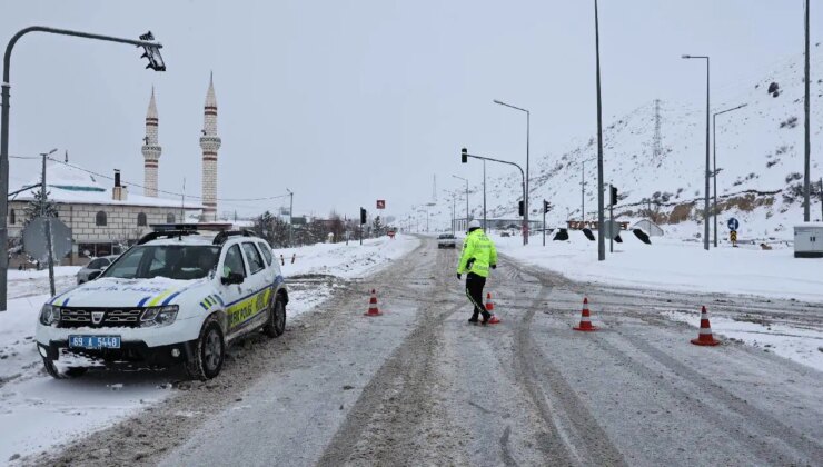 Bayburt-Erzurum kara yolunda çığ… Ulaşıma kapandı!