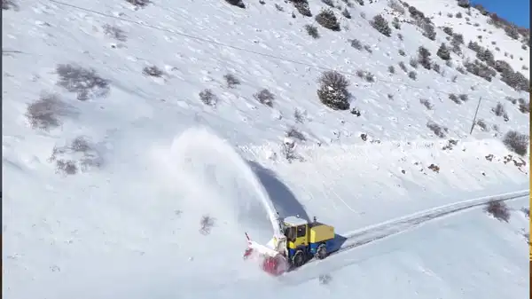Bayburt’ta kar mesaisi: 44 köy yolu ulaşıma açıldı!