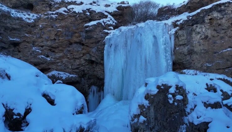 Bayburt’ta Sırakayalar Şelalesi buz tuttu: 10 metreyi geçen sarkıtlar oluştu!