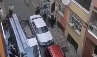 Bayrampaşa’da kamyonetin üzerindeki malzemelerin işçinin üzerine düştüğü anlar kamerada