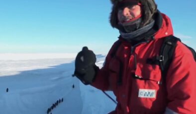 Belgesel ekibi, müdahale etmeme kuralını ihlal ederek mahsur kalan penguenleri kurtardı