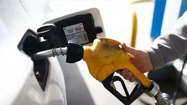 Benzine bir zam daha geldi: Litre fiyatı 55 TL’yi aştı!