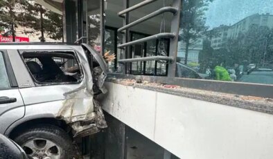 Beşiktaş’ta fren yerine gaza bastı: Önce araçlara, ardından binaya çarptı!