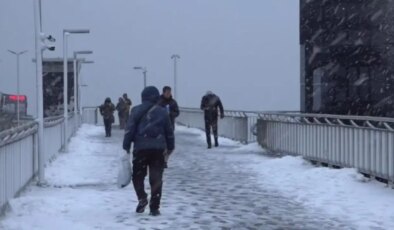 Beylikdüzü metrobüst üst geçidi karla kaplandı