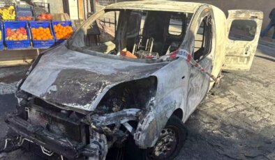 Beyoğlu’nda alev alev yanan araç küle döndü, yangın markete sıçradı