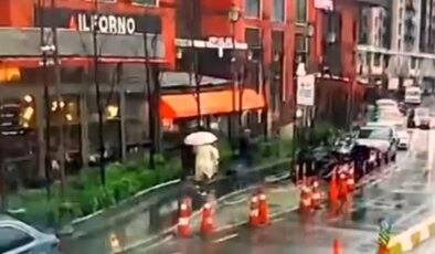 Beyoğlu’nda bir kadın fırtınada devrilen tabelanın altında kaldı