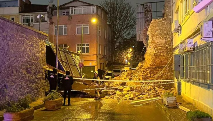 Beyoğlu’nda tarihi metruk binanın duvarı böyle yıkıldı