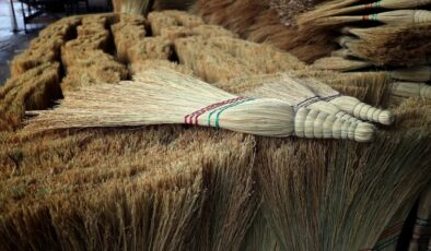Bir zamanların ev temizliğinin vazgeçilmezi ot süpürgüler, artık birkaç ustanın elinde