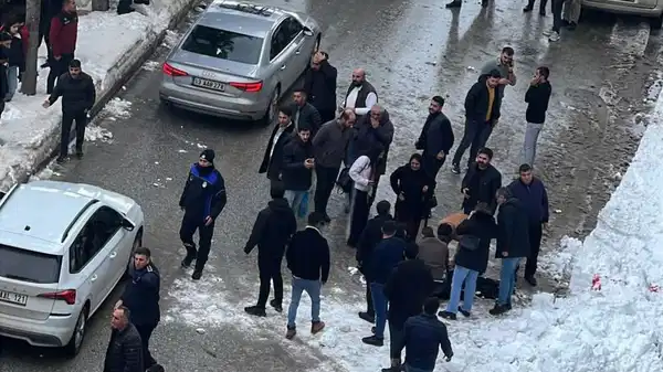 Bitlis’te acı olay: Çatıdan üzerine kar kütlesi düşen Ayşe, hayatını kaybetti