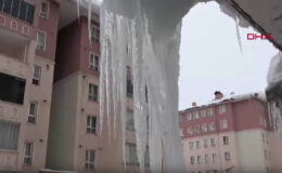 Bitlis’te çatılardaki buz sarkıtlarının boyu 5 metreyi aştı