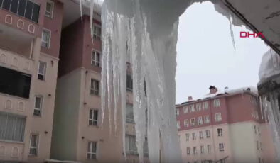 Bitlis’te çatılardaki buz sarkıtlarının boyu 5 metreyi aştı