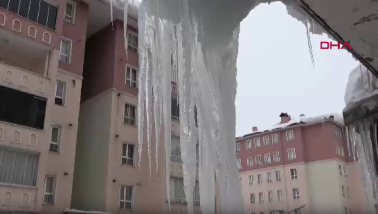 Bitlis’te çatılardaki buz sarkıtlarının boyu 5 metreyi aştı