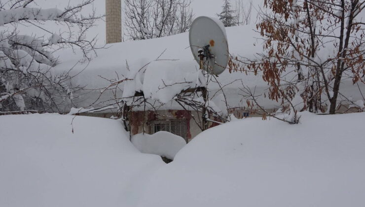 Bitlis’te tek katlı evler kardan kayboldu: 314 köy yoluna ulaşım kapandı