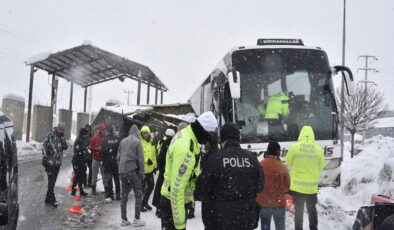 Bitlis’te yolcu otobüsü polis noktasına çarptı: Yaralı polisler var