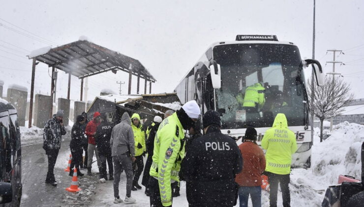 Bitlis’te yolcu otobüsü polis noktasına çarptı: Yaralı polisler var