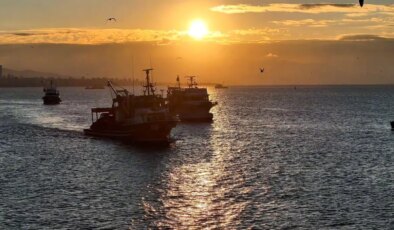 Boğaz’da fırtına sonrası balıkçılar yeniden denize açıldı
