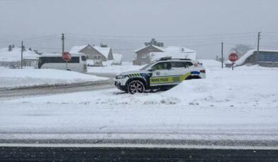 Bolu Dağı’nda kar yağışı nedeniyle ağır tonajlı araçların geçişine izin verilmiyor