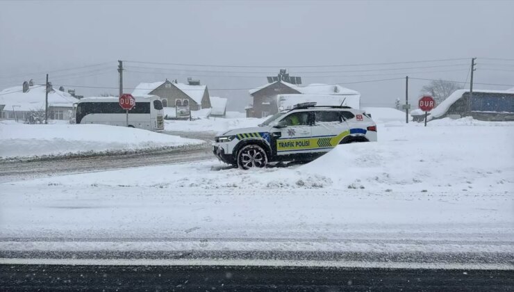 Bolu Dağı’nda kar yağışı nedeniyle ağır tonajlı araçların geçişine izin verilmiyor
