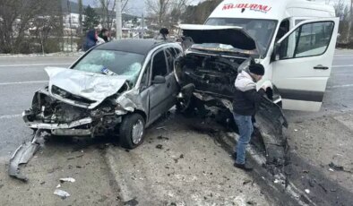 Bolu’da feci kaza… Minibüs ile otomobil çarpıştı: Ölü ve yaralılar var!