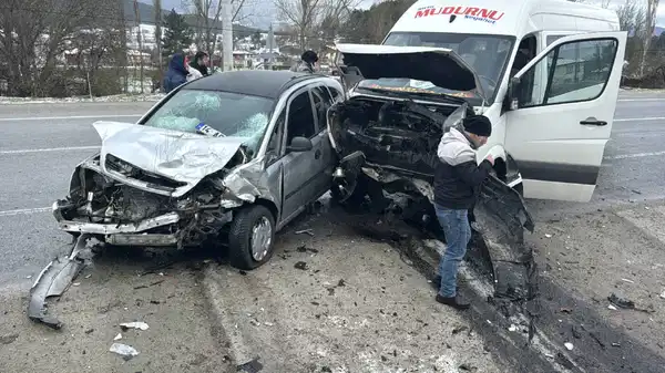 Bolu’da feci kaza… Minibüs ile otomobil çarpıştı: Ölü ve yaralılar var!