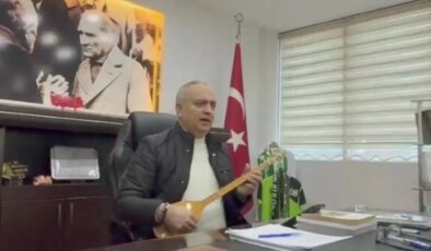 Borçka Belediye Başkanı Orhan mesaiye sazıyla başladı