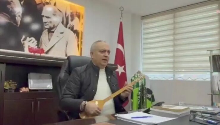 Borçka Belediye Başkanı Orhan mesaiye sazıyla başladı