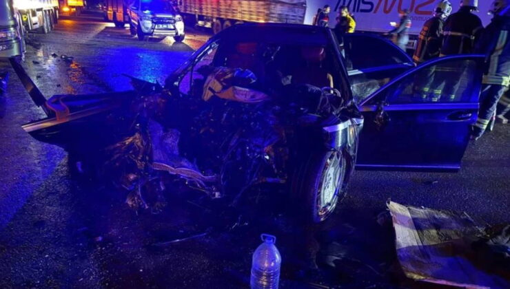 Burdur’da feci kaza… 2 otomobil ve TIR çarpıştı: 1 ölü, 7 yaralı