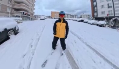 Bursa kara teslim oldu: Bir yurttaş işe kayakla gitti!