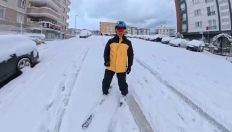 Bursa kara teslim oldu: Bir yurttaş işe kayakla gitti!