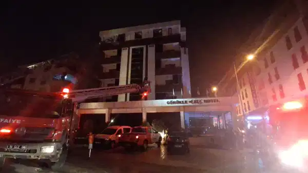 Bursa’da gece yarısı otelde korkutan yangın: Turistler tahliye edildi, 5 kişi hastaneye kaldırıldı!