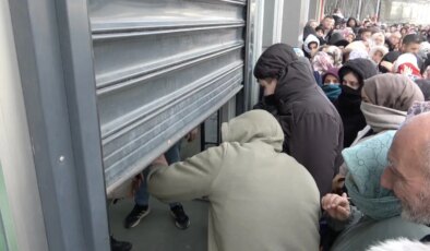 Bursa’da indirim izdihamı: Dondurucu soğukta saatlerce beklediler!