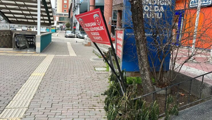 Bursa’da lodos etkisi: Reklam tabelaları devrildi