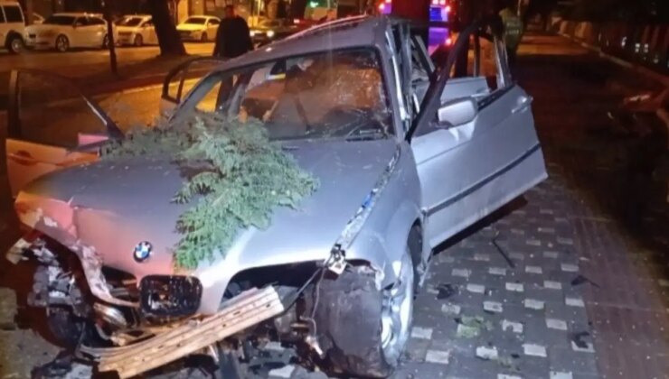 Bursa’da otomobil ağaca çarptı: 2 ağır yaralı!