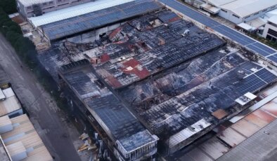 Bursa’daki yangında 12 itfaiyeci dumandan etkilendi: Yanan fabrika havadan görüntülendi!