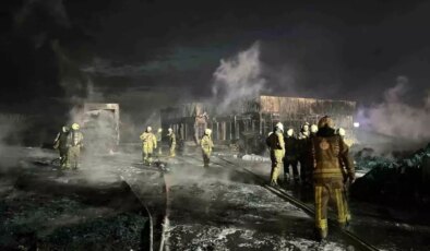 Büyükçekmece’de depoda çıkan yangın söndürüldü