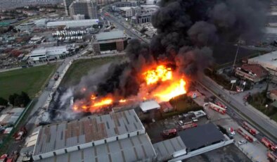 Büyükçekmece’de plastik kasa üretimi yapan fabrikada yangın