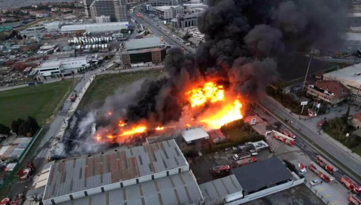 Büyükçekmece’de plastik kasa üretimi yapan fabrikada yangın