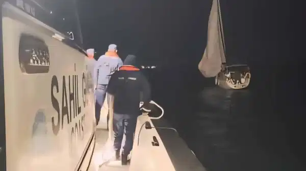 Çanakkale Boğazı’nda panik anları: Sürüklenen tekne kurtarıldı!