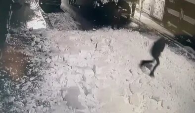 Çatıdan kar kütleleri düştü: Bir şahıs koşarak saniyeler içerisinde kurtuldu