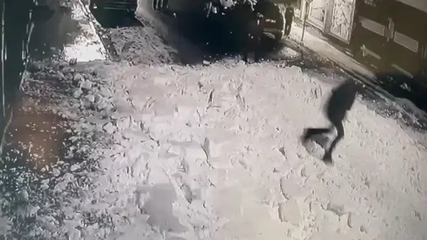 Çatıdan kar kütleleri düştü: Bir şahıs koşarak saniyeler içerisinde kurtuldu