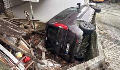 Çengelköy’de vitesi boşta kalan araç bahçeye uçtu