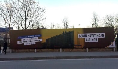 CHP suç duyurusunda bulunmuş, AKP İl Başkanı ‘dezenformasyon’ demişti: O afiş kaldırıldı!