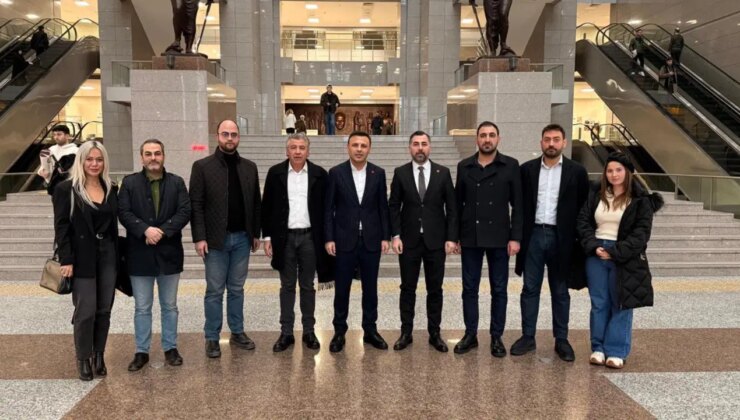 CHP’den AKP’nin afişleri için suç duyurusu