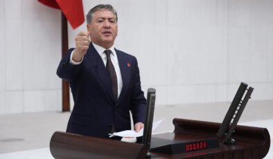 CHP’li Murat Emir’den Tayfun Kahraman tepkisi: “Gözümüzün önünde bir cinayet mi işlemeye çalışıyorsunuz?”