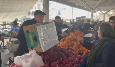 CHP’li vekil, emekliye turp dağıttı: ‘AKP hükümeti en azından utanır diye…’