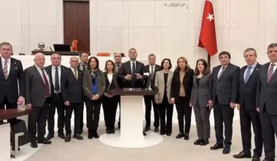 CHP’nin ‘Meclis’i terk etmeme’ eylemi devam ediyor: ‘Verilen zamla emekli iki yarım ekmek döner alabiliyor’