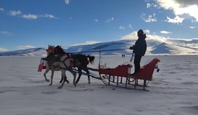 Çıldır Gölü buz tuttu, atlı kızak seferleri başladı